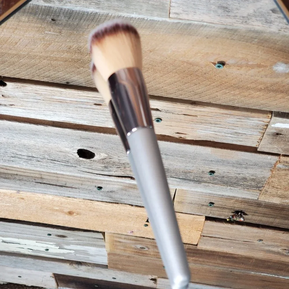 Large Professional Powder Brush - Silver & Beige